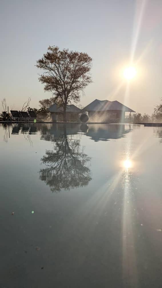 Muchenje Xhabe Safari Lodge Chobe מראה חיצוני תמונה